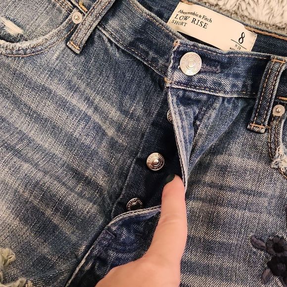 Button Down embroidered Abercrombie jean shorts size 29! - Picture 2 of 10